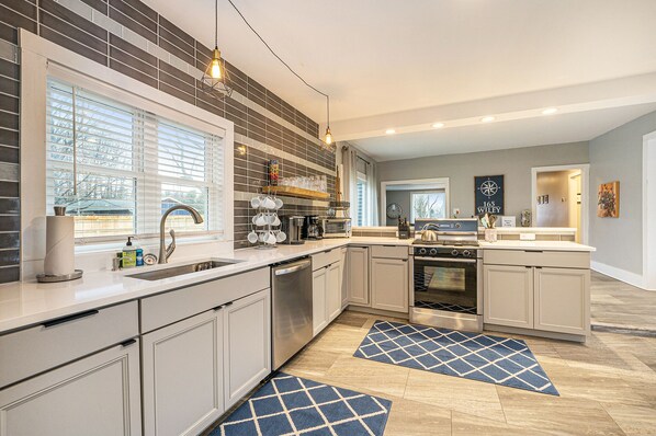 ثلاجة، ميكروويف، فرن، موقد طهي مسطح