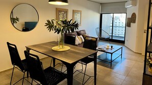 Leilighet – standard | Oppholdsområde | En 32-tommers Flatskjerm-TV med kabel-kanaler