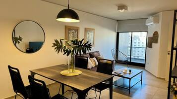 Departamento estándar | Área de sala de estar | Televisión de pantalla plana de 32 pulgadas con canales por cable