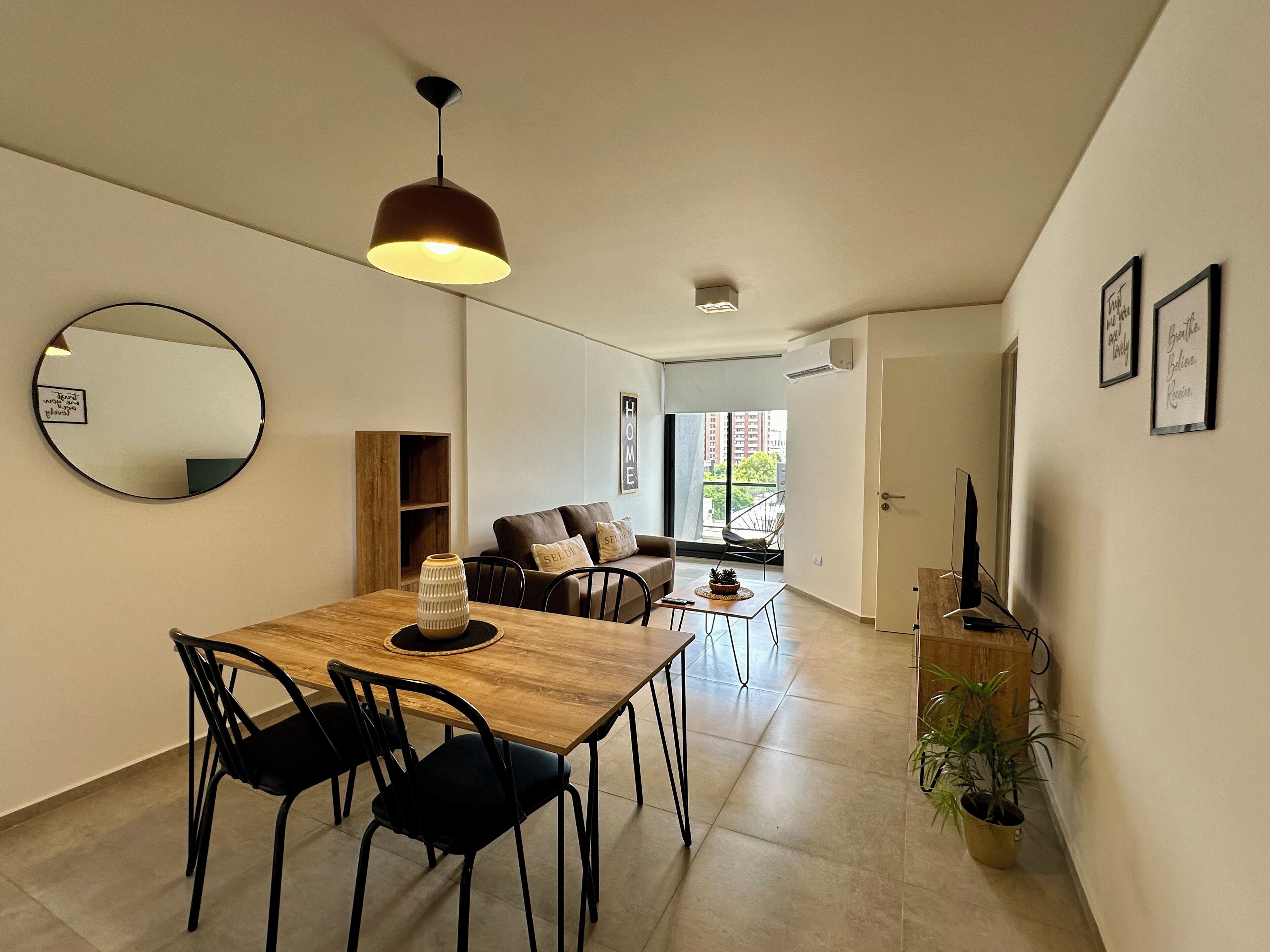 Apartamento standard | Área de estar | TV de tela plana 32 polegadas com canais a cabo