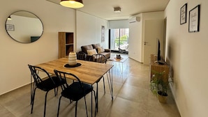 Leilighet – standard | Oppholdsområde | En 32-tommers Flatskjerm-TV med kabel-kanaler