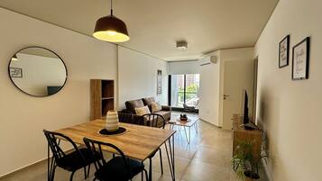 Apartamento standard | Área de estar | TV de tela plana 32 polegadas com canais a cabo