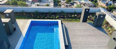 Piscine extérieure en saison