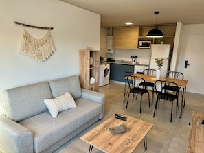Apartamento standard | Área de estar | TV de tela plana 32 polegadas com canais a cabo