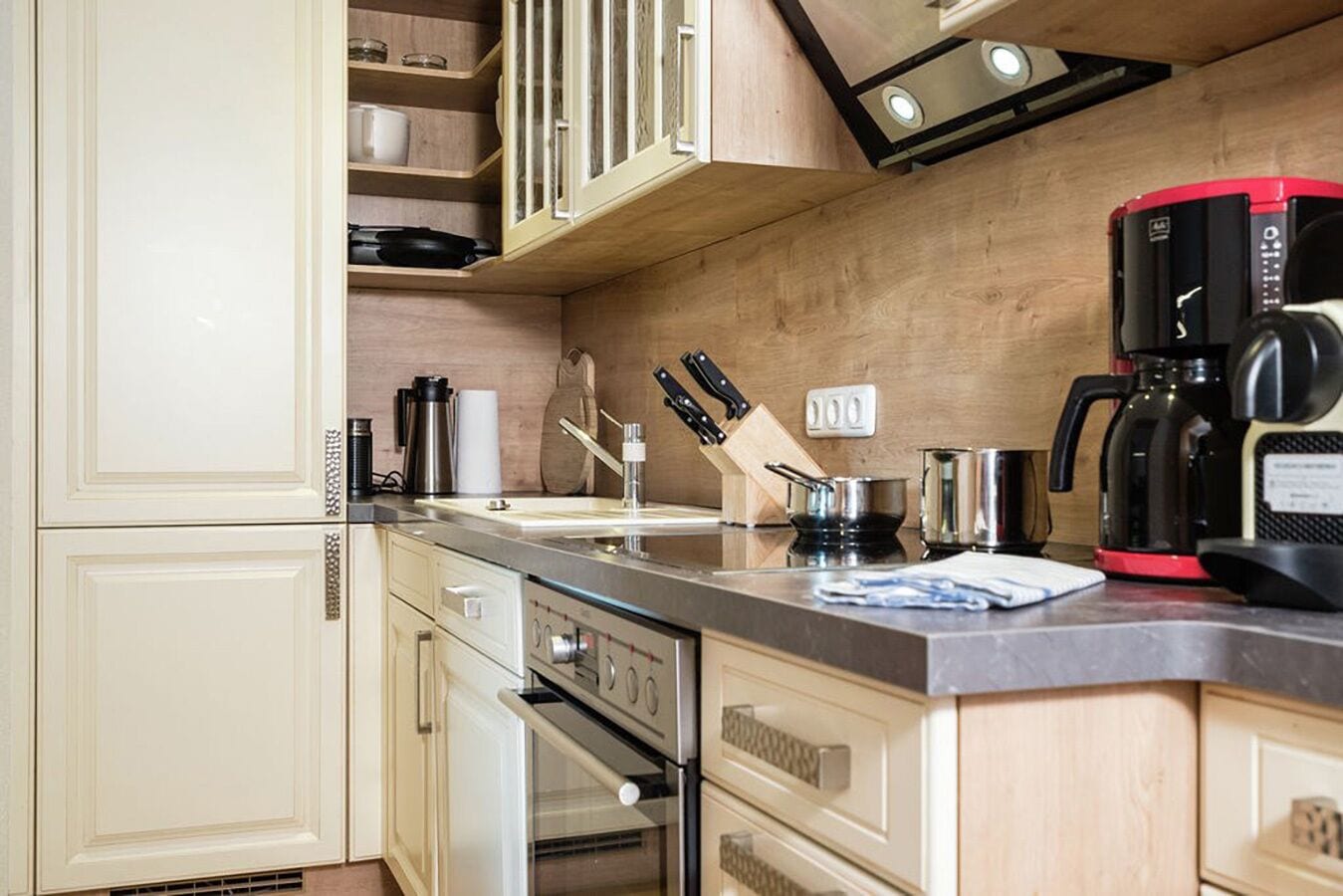 Full-sized fridge, oven, stovetop, dishwasher