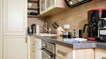 Full-sized fridge, oven, stovetop, dishwasher