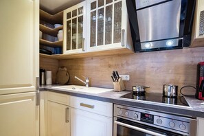 Classic Apartment (Top 1) | Private kitchen | Full-sized fridge, oven, stovetop, dishwasher - Chalet Schmittenbach (Zell am See)