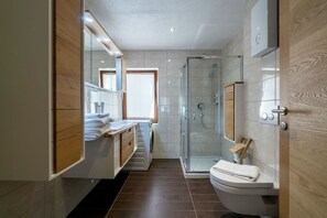 Ducha, secador de pelo, toallas
