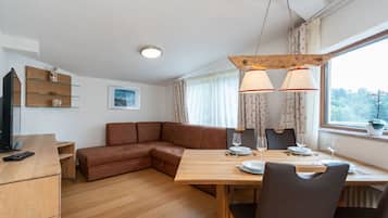 Apartemen Comfort (Top 4) | Area keluarga | TV layar datar