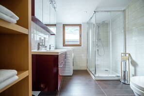 Comfort-Apartment (Top 4) | Badezimmer | Dusche, Haartrockner, Handtücher