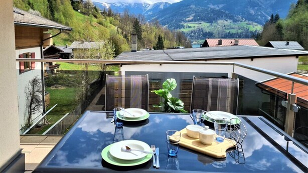 Mesa de comedor al aire libre con vistas a la montaña.