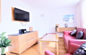 Classic-Apartment (Top 3) | Wohnbereich | Flachbildfernseher