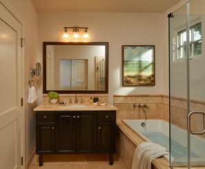 Douche, sèche-cheveux, serviettes fournies