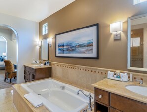 Dusj, hårføner og håndklær