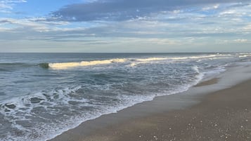 Nära stranden, solstolar och strandhanddukar