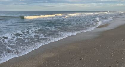 1 Block walk to N Ocean Dr Beach from Newly Renovated Condo on Hutchinson Island