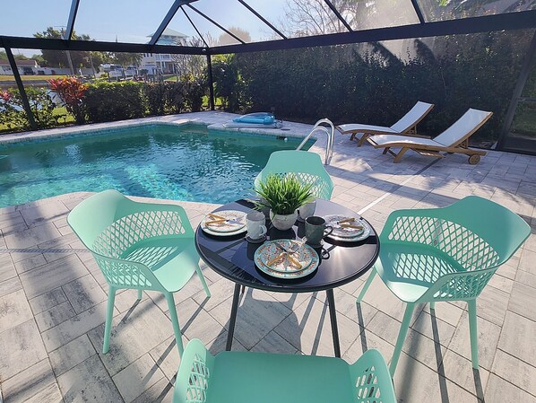 Una piscina al aire libre