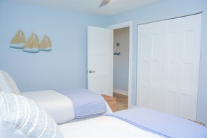 3 habitaciones, tabla de planchar con plancha y cuna de viaje