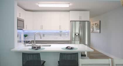 River Ranch luxury waterfront home w/ pool & dock : boater, family, pet paradise