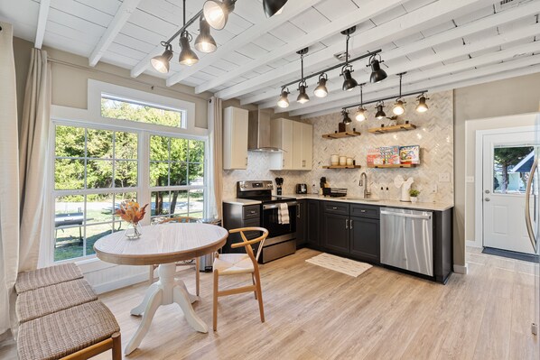 Mikrowelle, Ofen, Herdplatte, Geschirrspüler