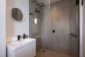 Een douche, een haardroger, handdoeken, zeep