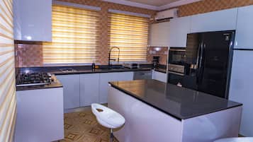 Refrigerador, microondas, horno y parrilla de estufa