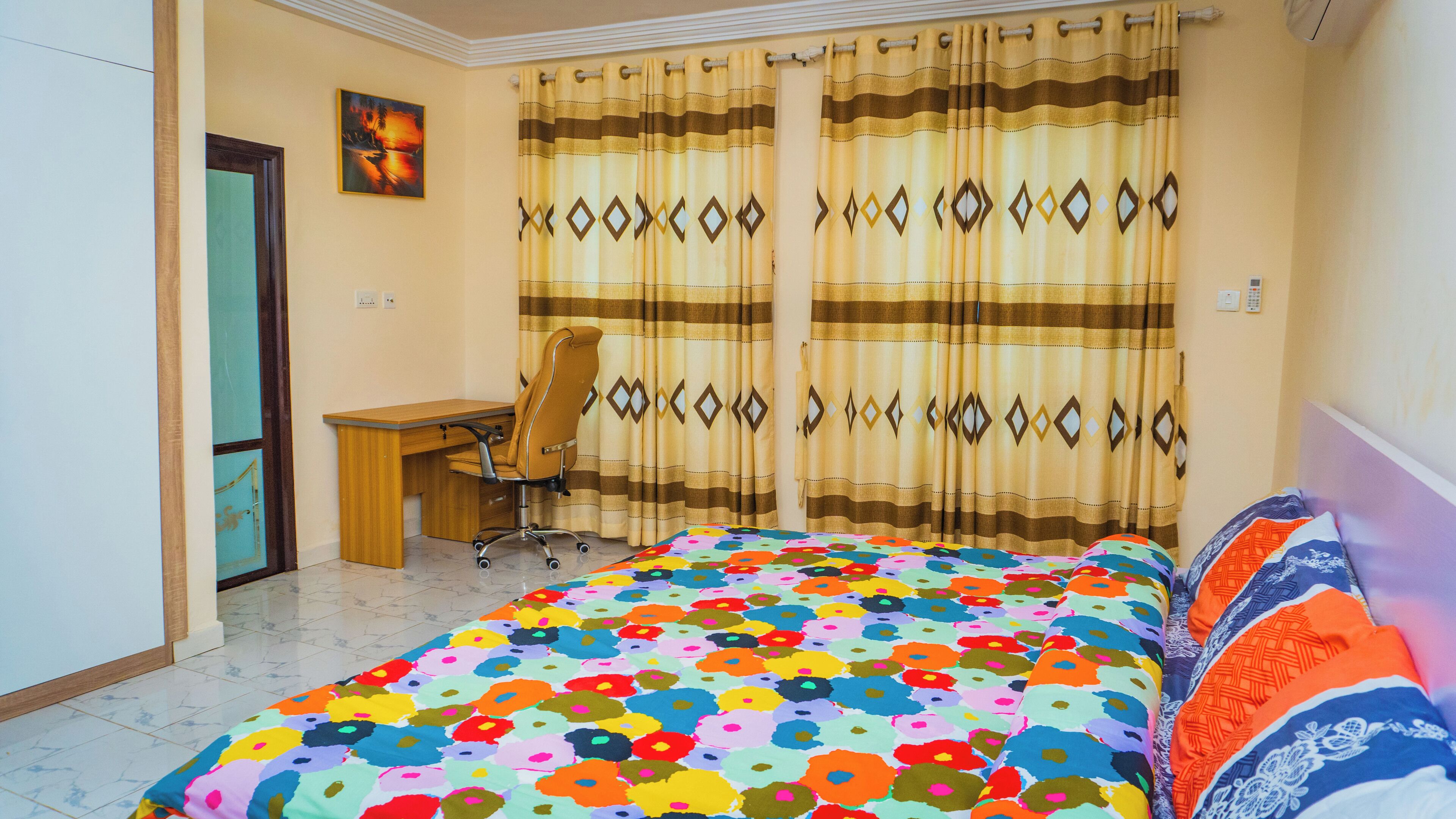 Un dormitorio con una cama, un escritorio y una silla.