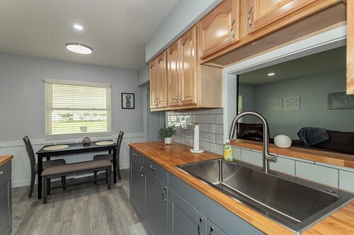 2 bedroom, 1 bathroom, with office Retreat!