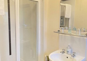 Habitación doble superior | Baño | Secador de pelo, toallas, jabón y champú