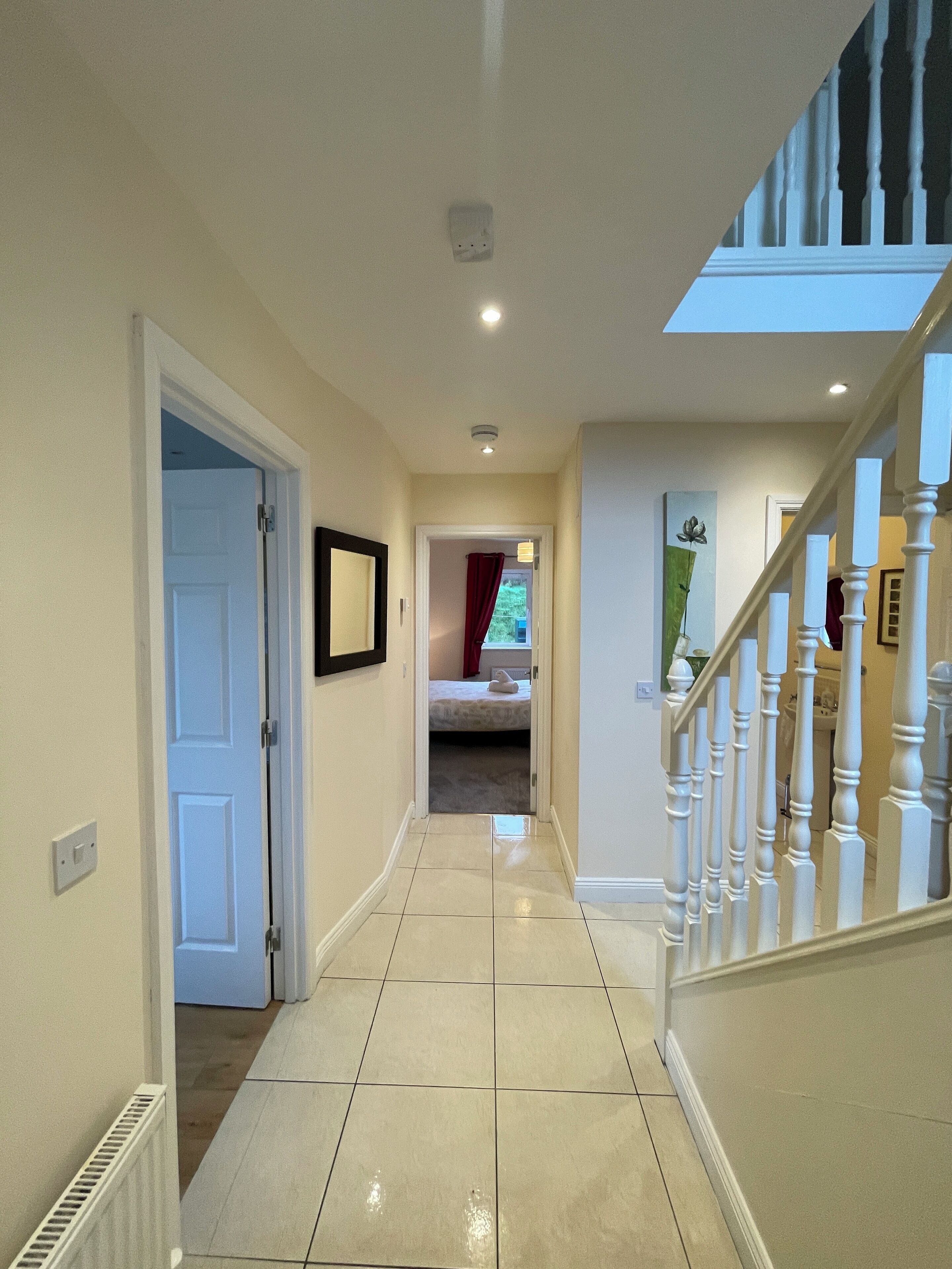 Kahden hengen deluxe-huone | Kylpyhuone | Hiustenkuivaaja, pyyhkeet, saippua, sampoo