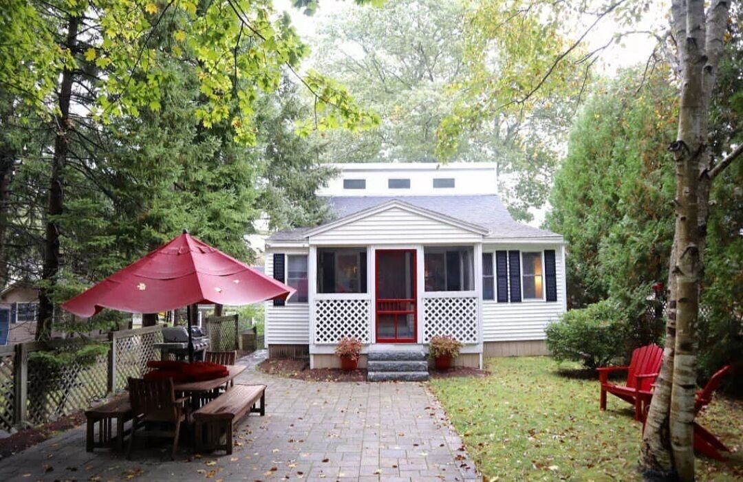 Beach Bungalow, steps to Long Sands Beach, with a private yard