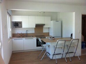 Frigorífico, microondas, horno y placa de cocina