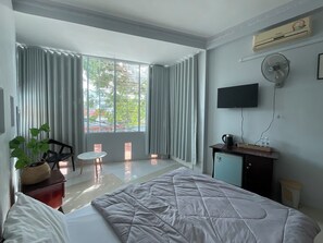 디럭스 싱글룸, 산 전망 | 각각 다른 스타일의 인테리어, 각각 다르게 가구 비치, 책상, 노트북 작업 공간