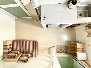 Individually decorated, individually furnished, desk, laptop workspace - HOANG CAM HOTEL (Ho Chi Minh City)