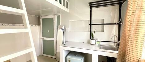 Kahden hengen comfort-huone yhdelle, torni | Yksilöllisesti sisustettu, yksilöllisesti kalustettu, työpöytä