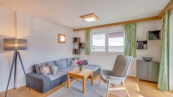 Departamento Confort, 2 habitaciones | Área de sala de estar | Smart TV y piso con calefacción