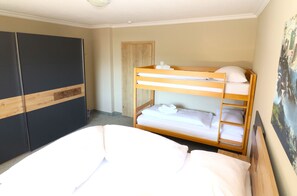 Traditional Chalet (incl. Cleaning Fee) | 4 bedrooms, blackout drapes, iron/ironing board, free WiFi - Chalet Lake View (Zell am See)