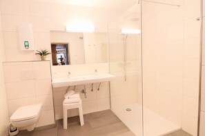 Traditional Chalet (incl. Cleaning Fee) | Bathroom | Towels - Chalet Lake View (Zell am See)