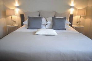3 bedrooms, desk, soundproofing, iron/ironing board - Spilia Retreat (Kamares)