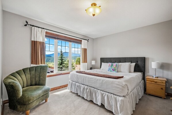 3 bedrooms, desk, iron/ironing board, travel crib