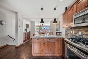 Réfrigérateur, four à micro-ondes, un four, surface de cuisson
