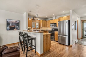 Kylskåp, mikrovågsugn, ugn och spishäll