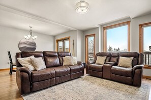 Smart-tv, eldstad och ett bordtennisbord