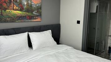 Tabla de planchar con plancha, wifi gratis y ropa de cama