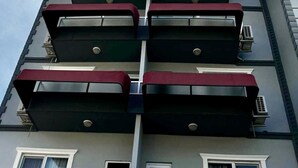 Un edificio con un letrero que dice "PANCIVON" y balcones con barandillas.