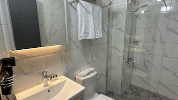 シティ ルーム | バスルーム | シャワー、ヘアドライヤー、スリッパ、タオル