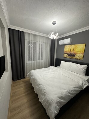 Tabla de planchar con plancha, wifi gratis y ropa de cama 