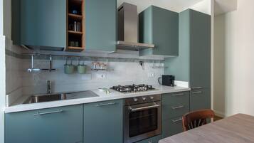 Full-sized fridge, stovetop, dishwasher, cookware/dishes/utensils