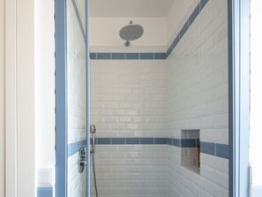 Hair dryer, towels, toilet paper - Auditorium Elegant Apartment (Rome)