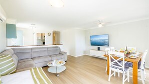 Smart TV - Sunset Towers 8, 25 Donald St - heart of town with water views (Nelson Bay)